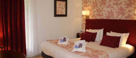 Coffre-fort, bureau, système d’insonorisation, fer et planche à repasser