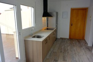 Basic Quadruple Room | Private kitchen - UrbanLiving Soho (Malaga)