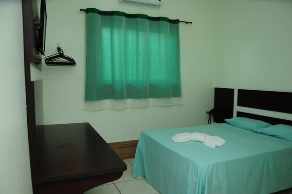 Minibar, skrivebord for bærbar PC og blendingsgardiner