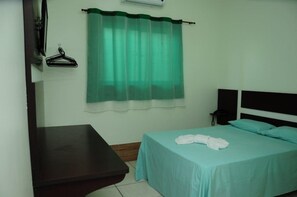 Minibar, laptopgeeigneter Arbeitsplatz, Verdunkelungsvorhänge