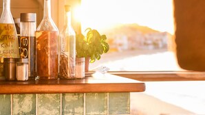 Un comptoir de bar avec différentes bouteilles et une plante en pot.