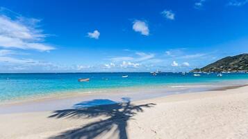Plage, sable blanc, chaises longues, parasols