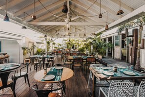 供應早餐和午餐，法國料理，海灘景觀