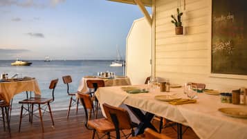 Petit déjeuner et déjeuner servis sur place, vue sur la plage