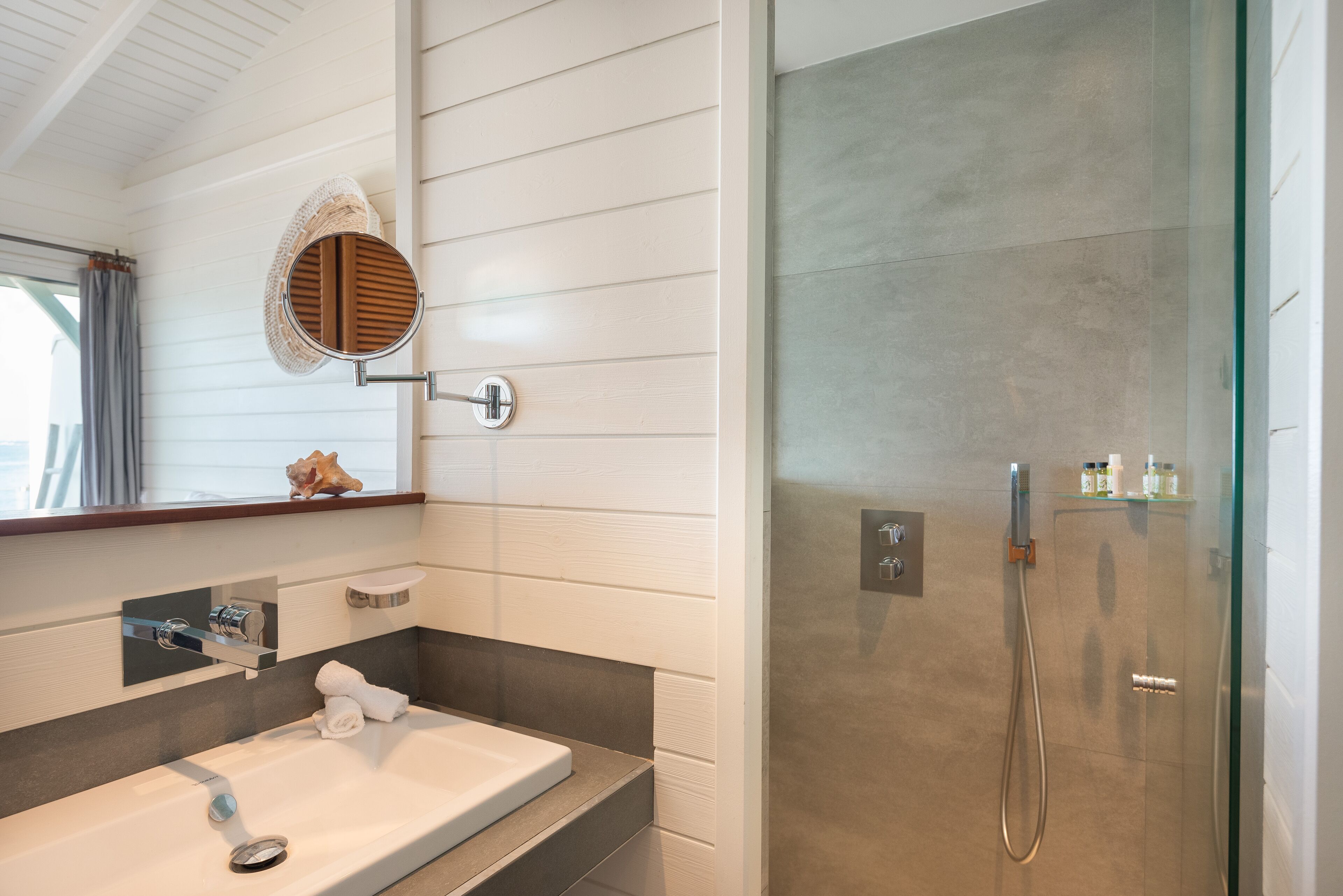 standard room, 1 queen bed, balcony, ocean view | bathroom | shower, free toiletries, towels