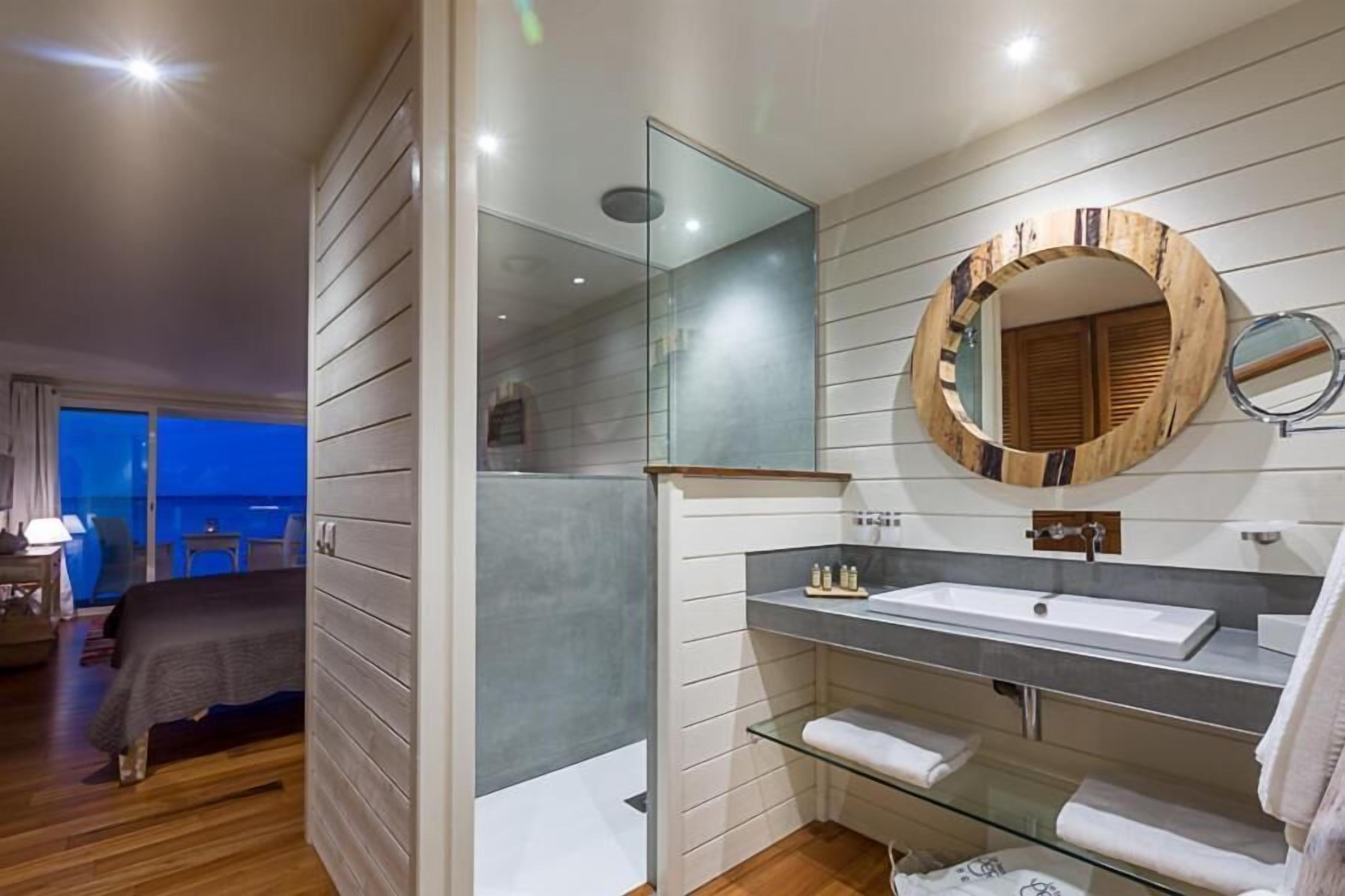 shower, free toiletries, towels