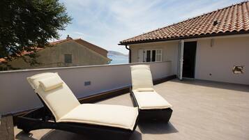 Chambre Double, terrasse | Vue sur la colline