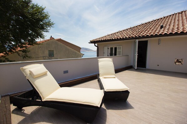 Chambre Double, terrasse | Vue sur la colline