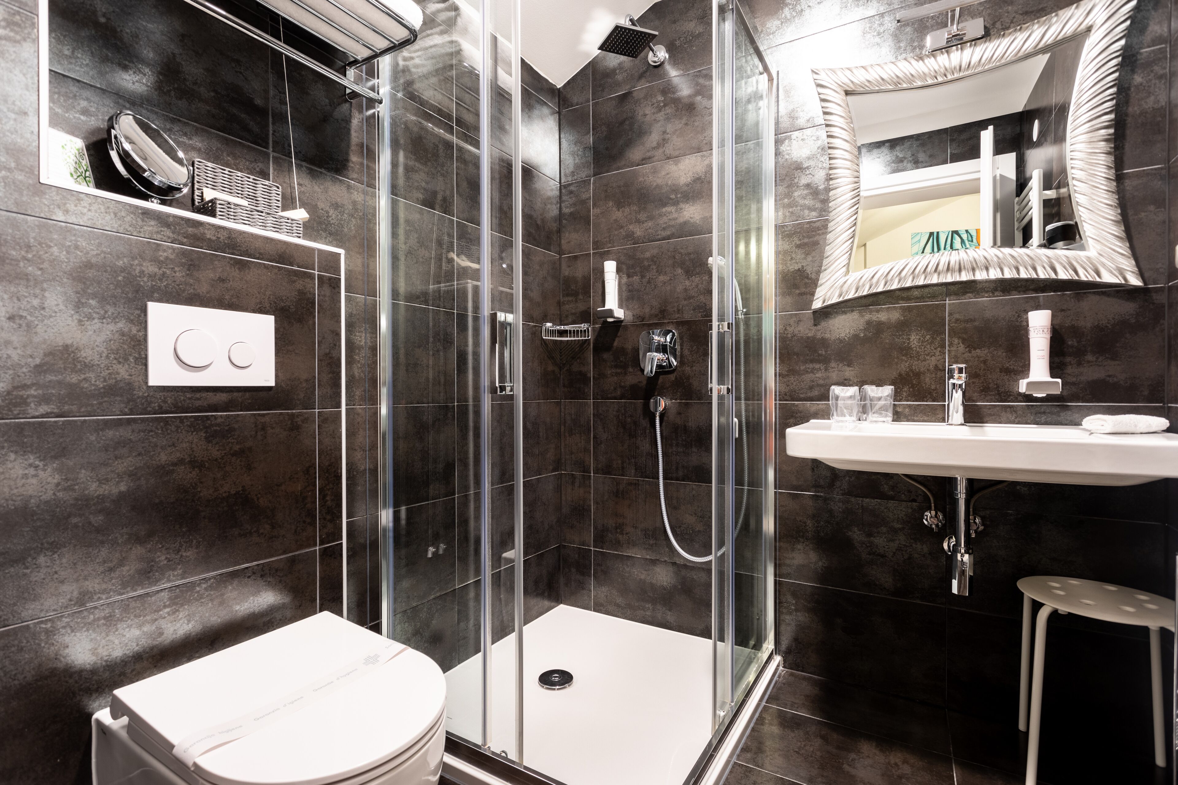 Suite | Salle de bain | Douche, articles de toilette gratuits, chaussons, serviettes fournies