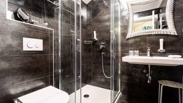 Suite | Salle de bain | Douche, articles de toilette gratuits, chaussons, serviettes fournies