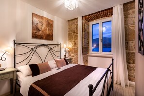 Double Room, Sea View | Minibar, in-room safe, desk, blackout curtains