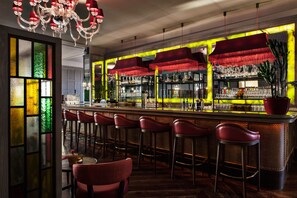 2 restaurants servant le petit déjeuner, le déjeuner et le dîner