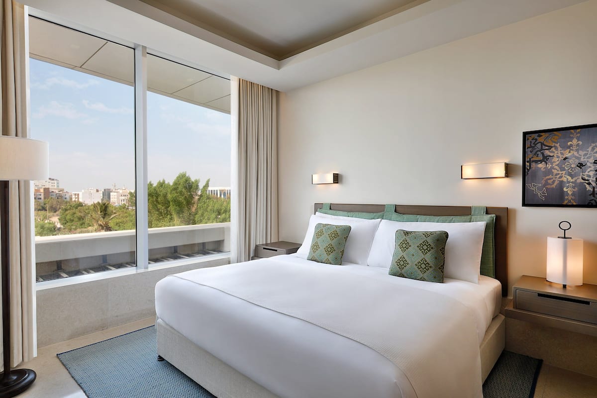 Luxe beddengoed, donzen dekbedden, een minibar, een kluis op de kamer