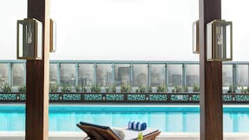 Una piscina al aire libre, camas de piscina gratis