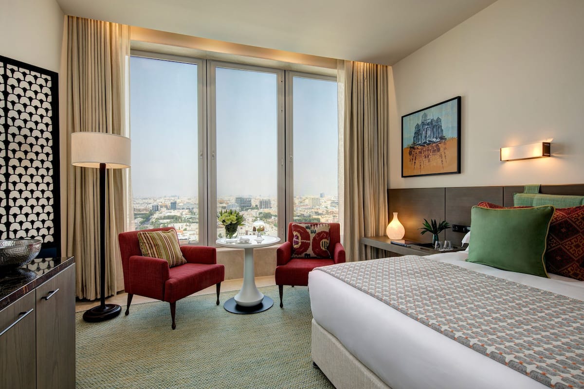 Deluxe kamer, 1 kingsize bed | Luxe beddengoed, donzen dekbedden, een minibar, een kluis op de kamer