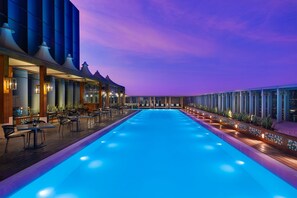 Hồ bơi ngoài trời, mở cửa từ 6:00 đến 18:00, lều miễn phí 