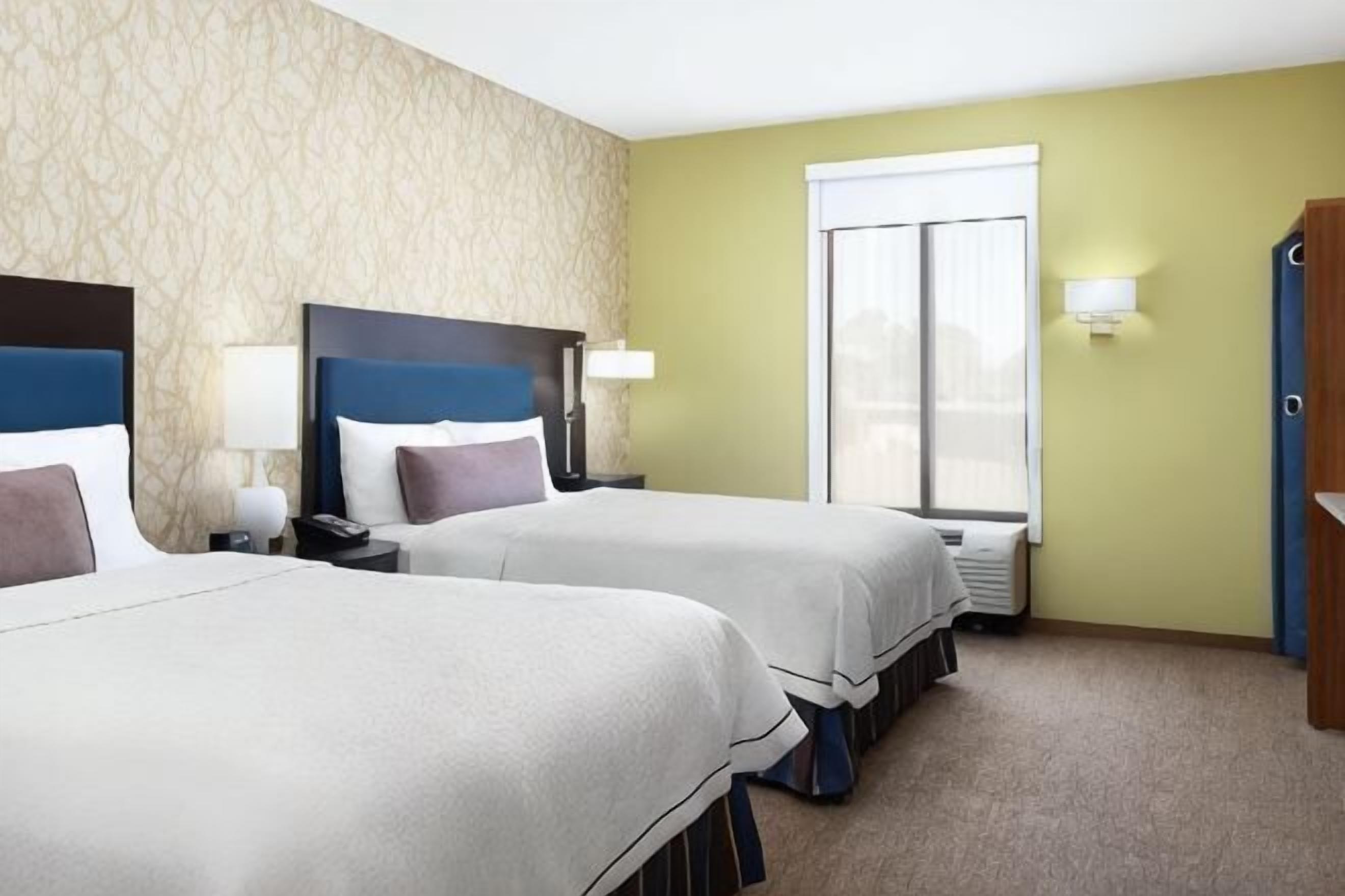 房內夾萬、書桌、手提電腦工作空間、遮光窗簾/窗簾