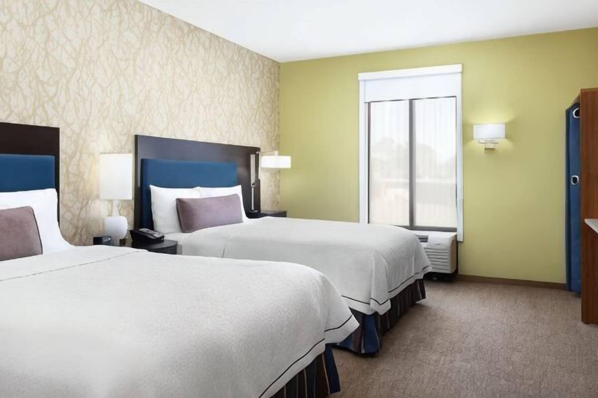 房內夾萬、書桌、手提電腦工作空間、遮光窗簾/窗簾