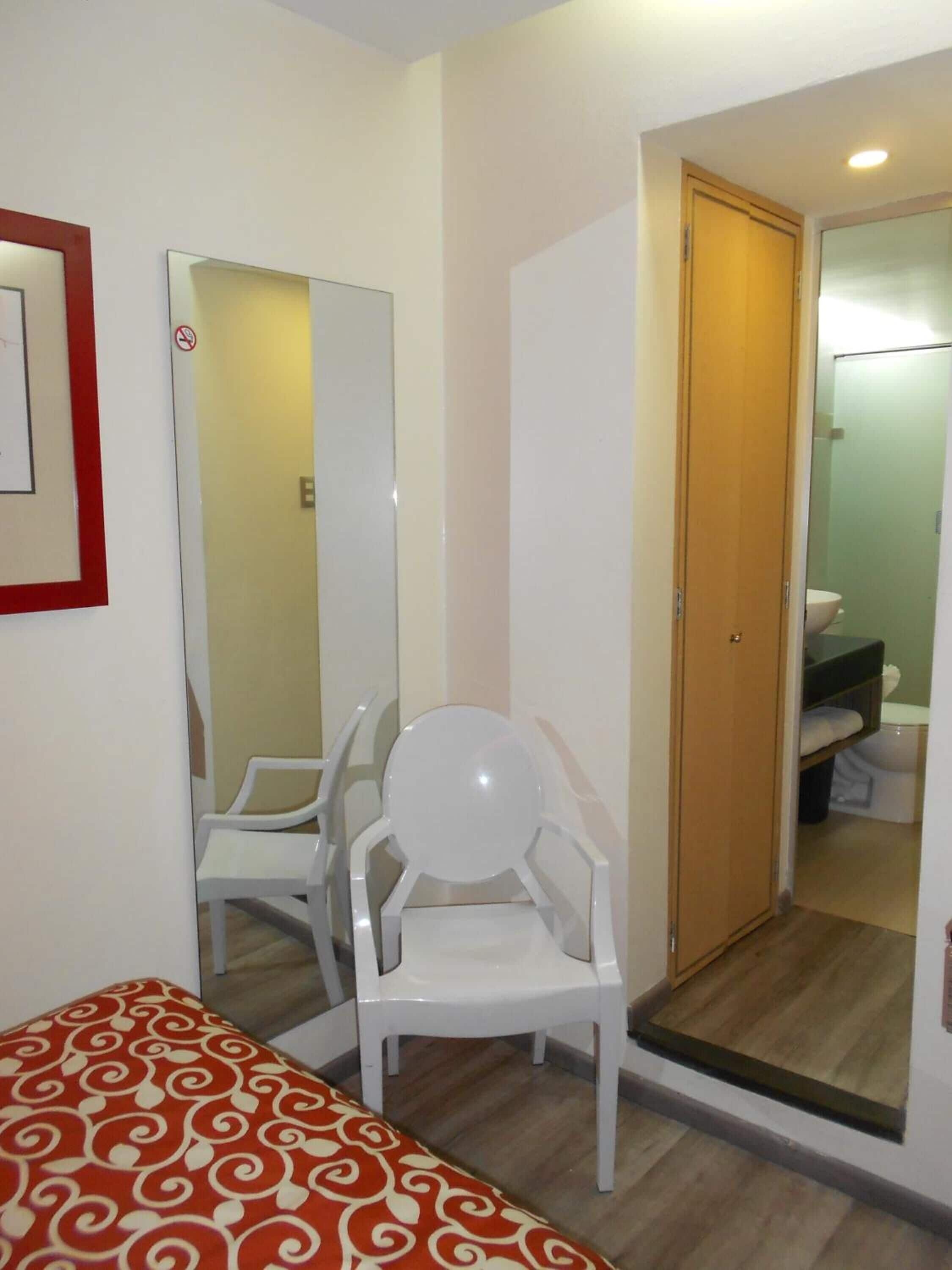Ropa de cama de alta calidad y caja de seguridad en la habitación 