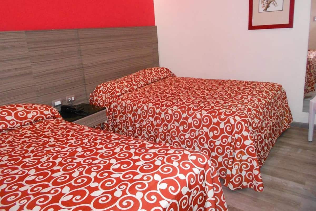 Habitación estándar, 2 camas dobles | Ropa de cama de alta calidad, caja fuerte, wifi gratis
