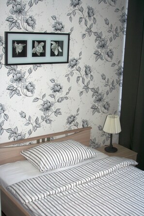 Bureau, lits bébé (en supplément), lits pliants/supplémentaires