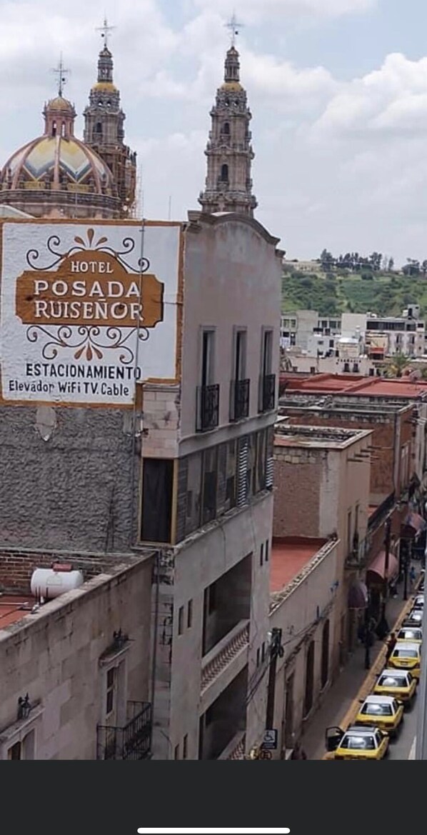 Hotel Posada Ruisenor with a sign indicating elevator, WiFi, and TV cable amenities. - Hotel Posada Ruisenor (San Juan de los Lagos)