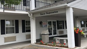 A white building with a balcony and a sign for Guest Registration. - Budget Motel (Burley)