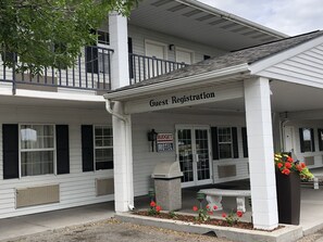 Porch - Budget Motel (Burley)