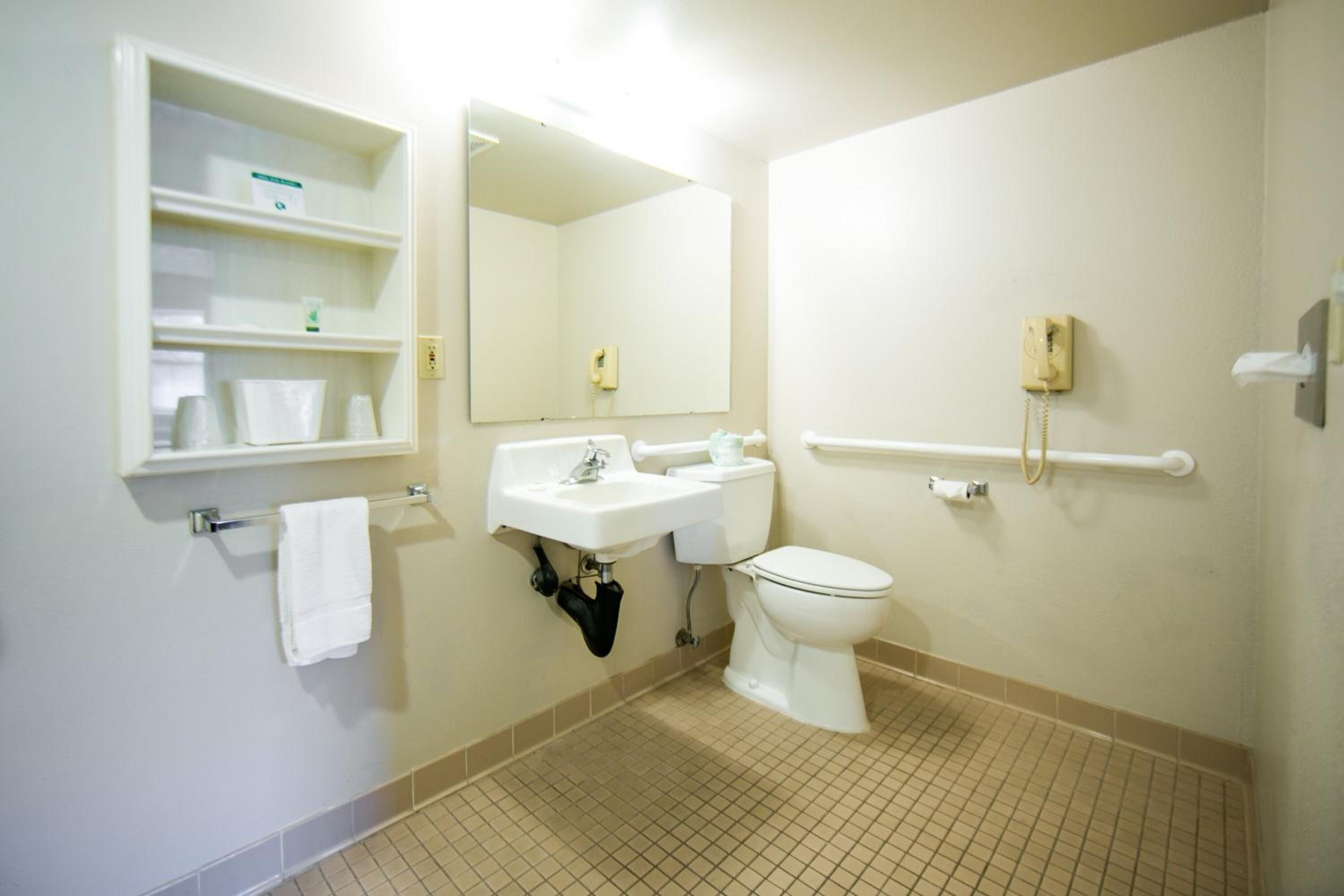 combined shower/bathtub, towels