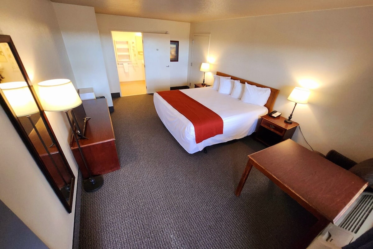 room, 1 king bed, non smoking | desk, blackout curtains, free wifi, bed sheets