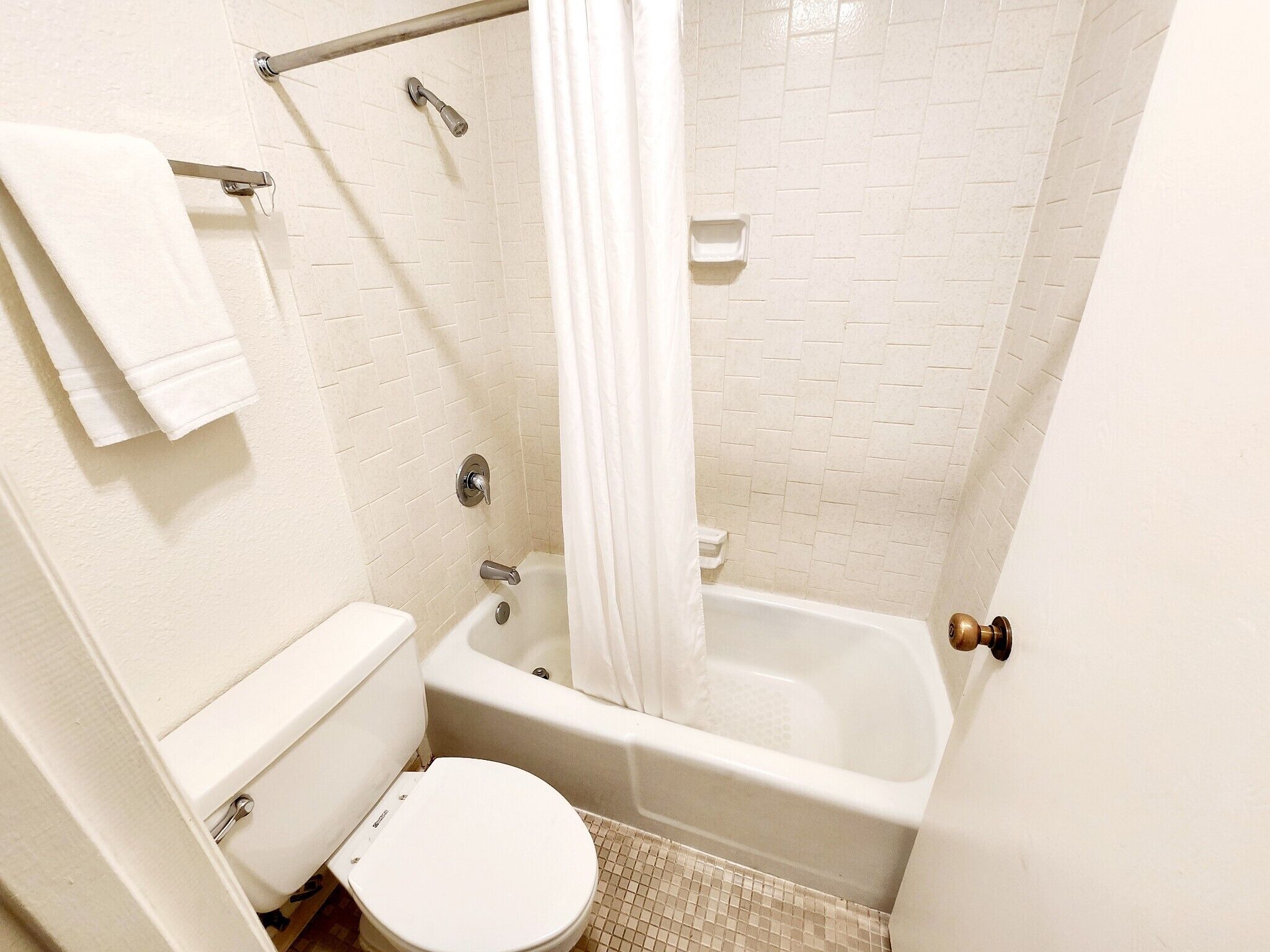 combined shower/bathtub, towels