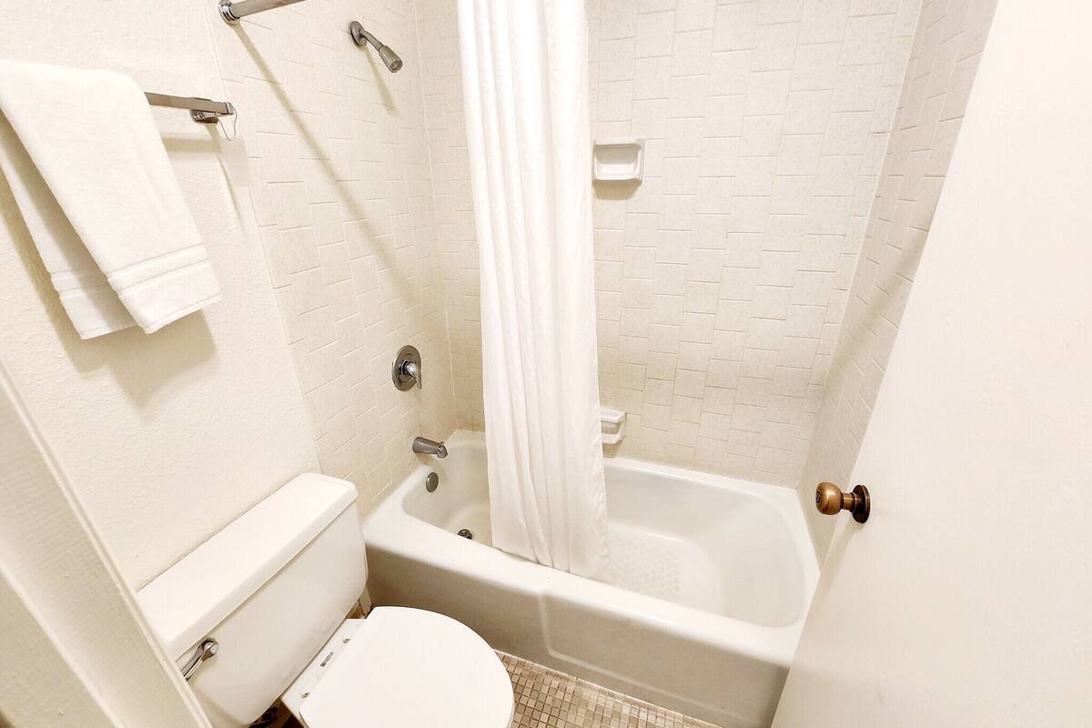 combined shower/bathtub, towels
