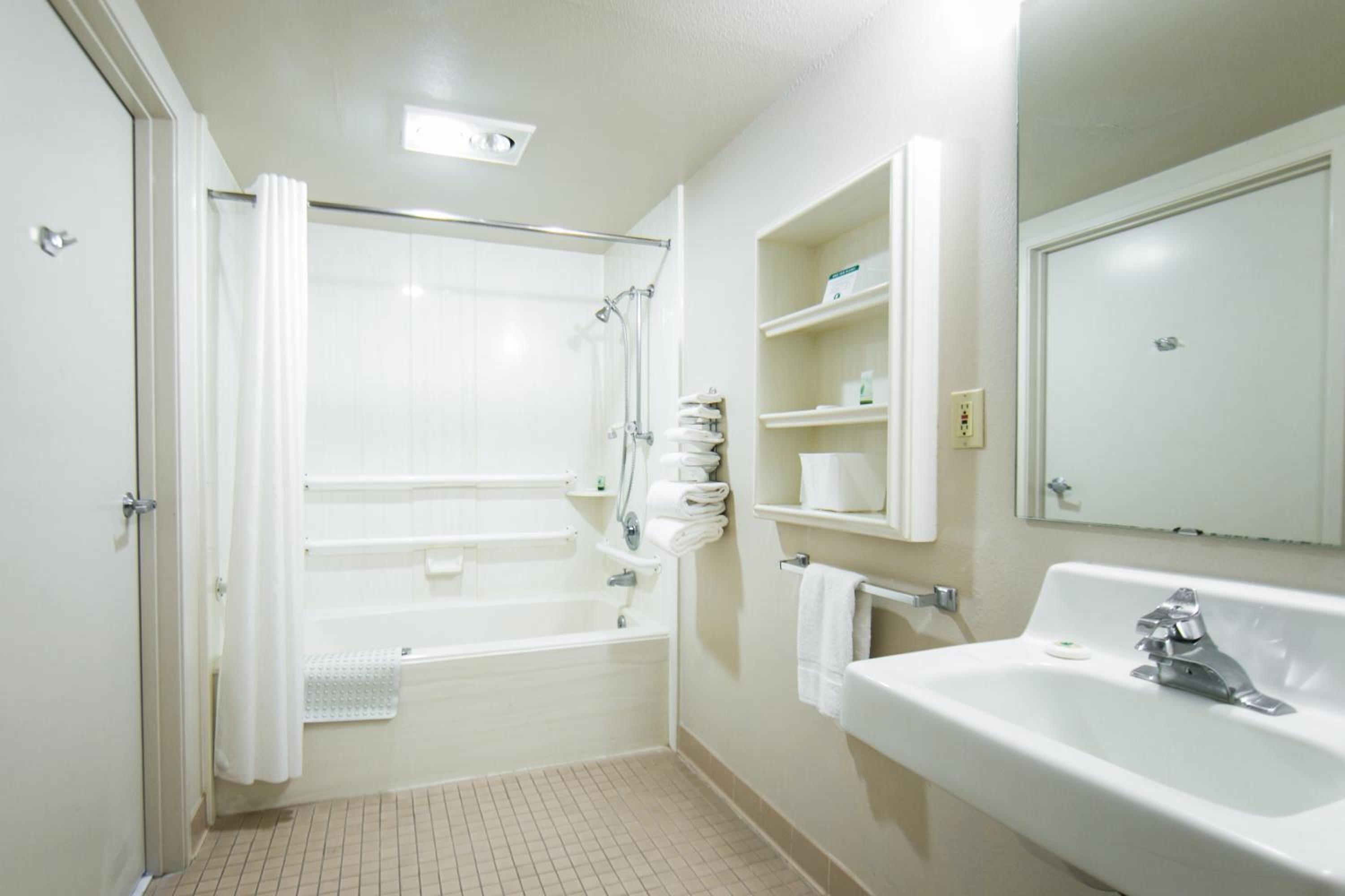 combined shower/bathtub, towels