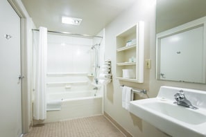 Combined shower/tub, towels