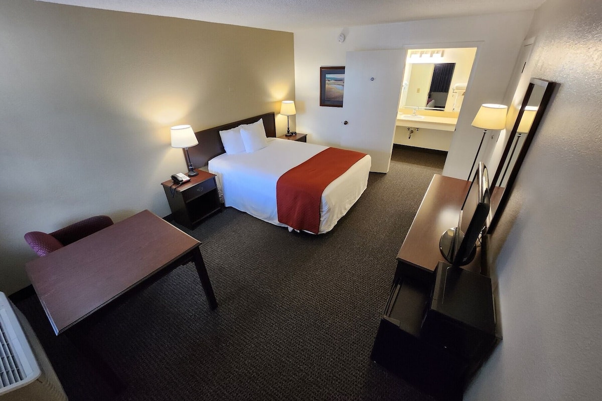 Desk, blackout curtains, free WiFi, bed sheets