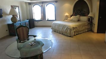 Ropa de cama de alta calidad y caja de seguridad en la habitación