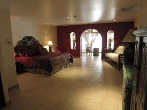 Presidential Suite | Premium bedding, in-room safe, desk, iron/ironing board - Hacienda Hotel (Reynosa)