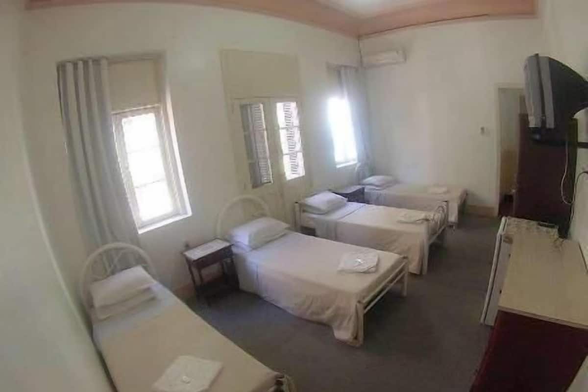 Quadruple Room | Minibar, desk, blackout drapes, free WiFi