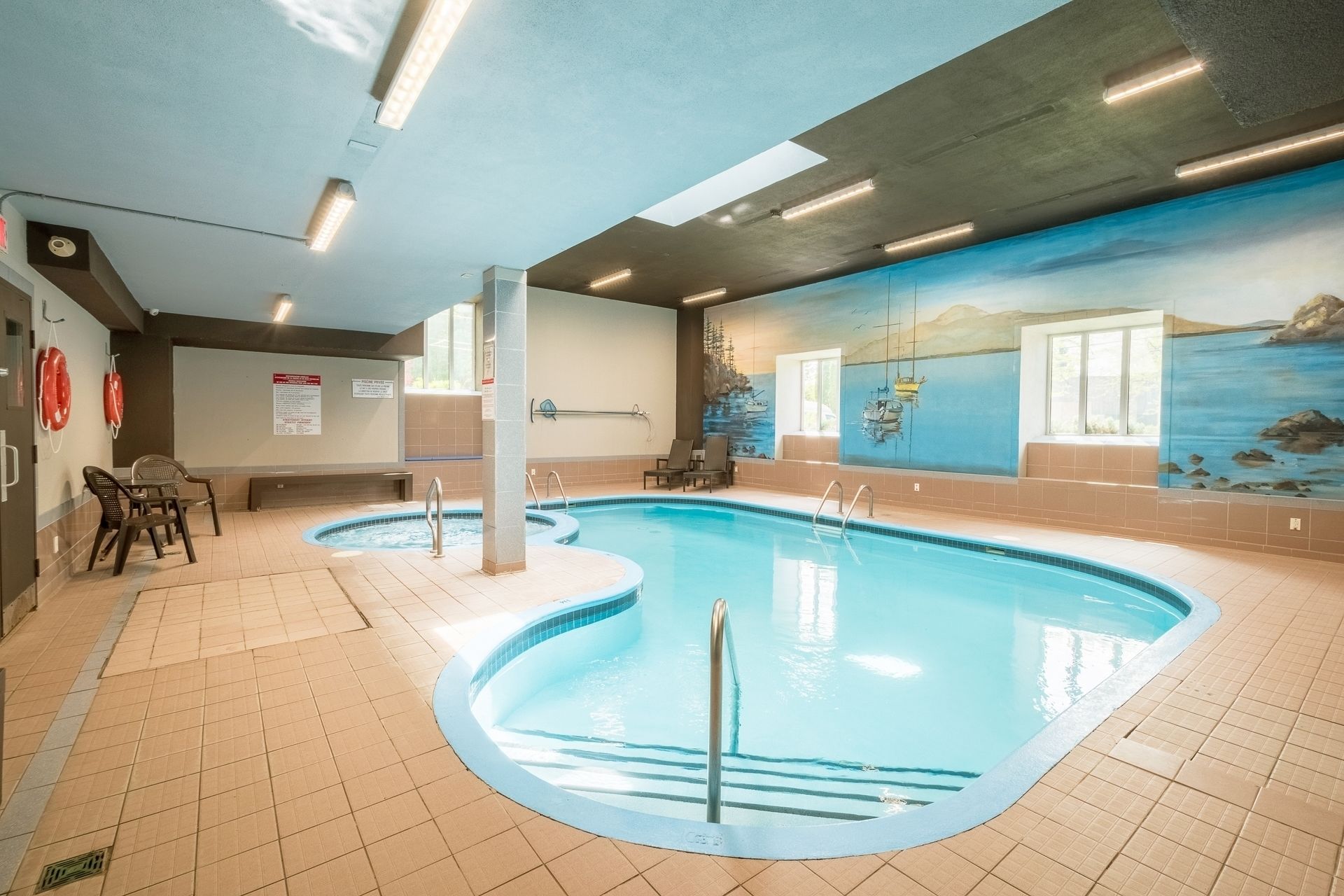 室内游泳池，室外游泳池，日光浴躺椅