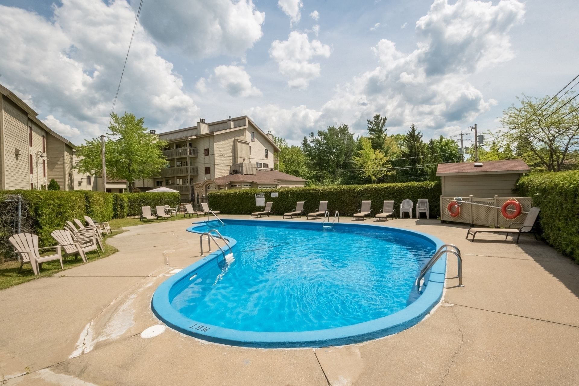 室内游泳池，室外游泳池，日光浴躺椅