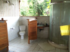 Tabla de planchar con plancha y ropa de cama