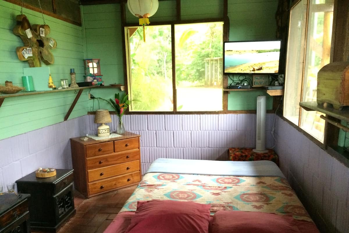 Habitación doble, baño privado | Tabla de planchar con plancha y ropa de cama