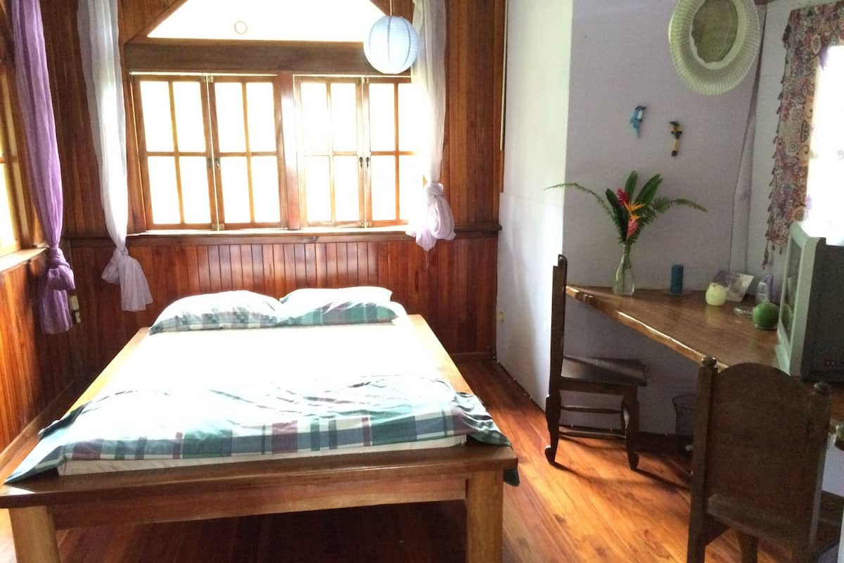 Habitación doble, 1 cama doble, baño compartido, vistas al jardín | Tabla de planchar con plancha y ropa de cama