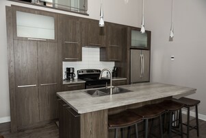 Condo, 3 Bedrooms | Private kitchen | Full-size fridge, microwave, oven, stovetop