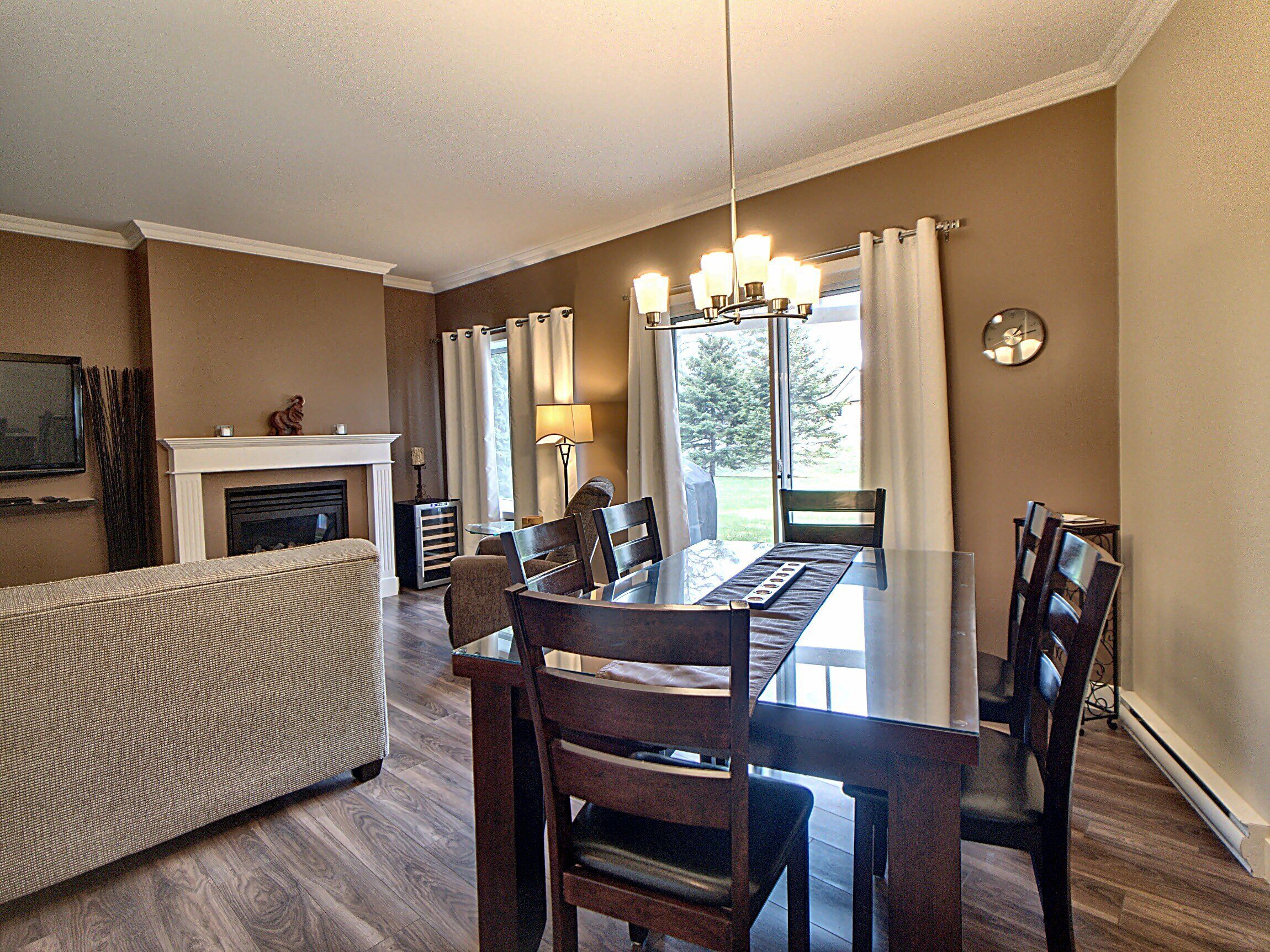 Condo, 2 chambres | Cuisine privée | Réfrigérateur grande capacité avec congélateur, four à micro-ondes