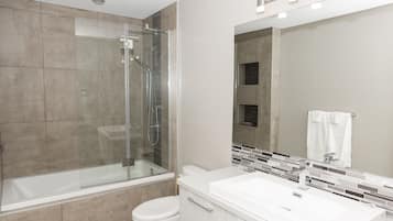 Condo, 3 Bedrooms | Bilik Mandi | Pengering rambut, tuala disediakan