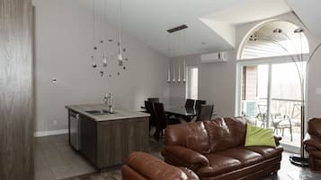 Condo, 3 Bedrooms | Ruang tamu | 0 inci televisyen dengan kabel, pendiangan