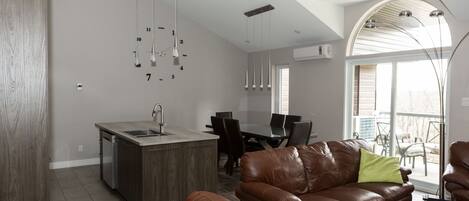 Televisión 0 pulgadas con canales de televisión por cable, chimenea