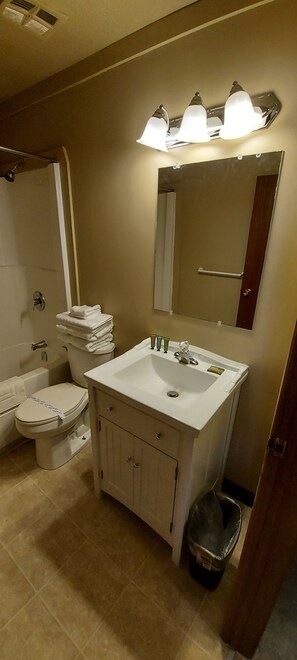 Design Room, Multiple Beds | Bathroom