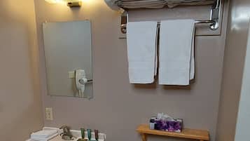Combined shower/bathtub, free toiletries, towels, soap
